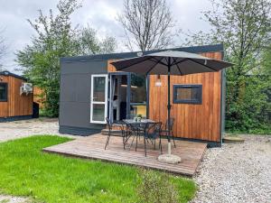 リーデンブルクにあるHoliday Home Rinas Kuschelnest by Interhomeの黒小屋