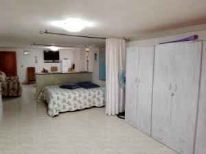1 dormitorio con 1 cama y vestidor en TITI' appartamento vacanze La Corte, en Campanedda