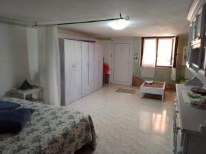 A bed or beds in a room at TITI' appartamento vacanze La Corte Még 27 kép