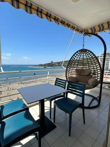 una mesa y sillas en un balcón con vistas al océano en Eri Apartments 2, en Shëngjin