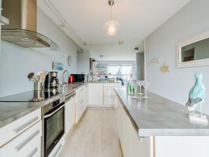 Kuchyň nebo kuchyňský kout v ubytování Apartment Le Parc de La Ronceray 7 - L'Horizon by Interhome