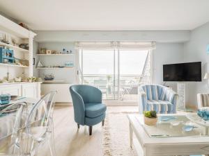 TV a/nebo společenská místnost v ubytování Apartment Le Parc de La Ronceray 7 - L'Horizon by Interhome + 19 fotografií