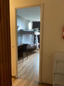 um quarto com um espelho e um quarto com uma secretária em Female-Dortoir Femme -Dorm Shared Room Paris em Bobigny