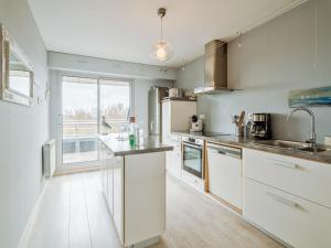 Kuchyň nebo kuchyňský kout v ubytování Apartment Le Parc de La Ronceray 7 - L'Horizon by Interhome