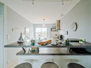 Kuchyň nebo kuchyňský kout v ubytování Apartment Le Parc de La Ronceray 7 - L'Horizon by Interhome