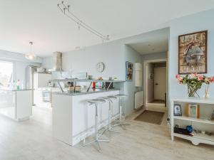 Kuchyň nebo kuchyňský kout v ubytování Apartment Le Parc de La Ronceray 7 - L'Horizon by Interhome