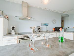 Kuchyň nebo kuchyňský kout v ubytování Apartment Le Parc de La Ronceray 7 - L'Horizon by Interhome