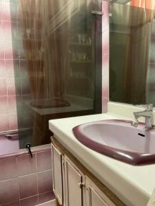 ein Bad mit einem Waschbecken und einer Dusche in der Unterkunft Female-Dortoir Femme -Dorm Shared Room Paris in Bobigny