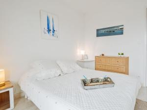 Postel nebo postele na pokoji v ubytování Apartment Le Parc de La Ronceray 7 - L'Horizon by Interhome