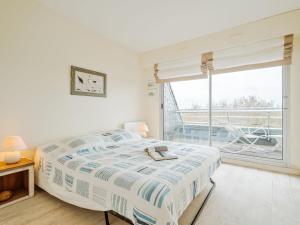 Postel nebo postele na pokoji v ubytování Apartment Le Parc de La Ronceray 7 - L'Horizon by Interhome