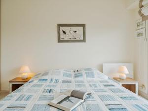 Postel nebo postele na pokoji v ubytování Apartment Le Parc de La Ronceray 7 - L'Horizon by Interhome