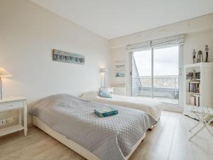 Postel nebo postele na pokoji v ubytování Apartment Le Parc de La Ronceray 7 - L'Horizon by Interhome