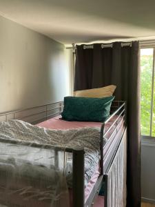 uma cama num quarto com uma janela e uma cama de dossel em Female-Dortoir Femme -Dorm Shared Room Paris em Bobigny