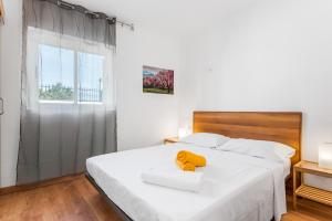 a bedroom with a bed with a yellow stuffed animal on it at sunset lodge in Las Manchas