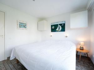Postel nebo postele na pokoji v ubytování Apartment Laya with parking and shared pool by Interhome