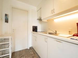 Kuchyň nebo kuchyňský kout v ubytování Apartment Laya with parking and shared pool by Interhome