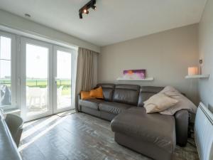 Posezení v ubytování Apartment Laya with parking and shared pool by Interhome