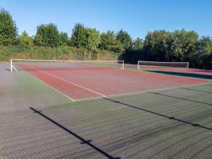 Tenis a/nebo squash v ubytování Apartment Laya with parking and shared pool by Interhome nebo okolí
