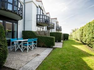 Zahrada ubytování Apartment Laya with parking and shared pool by Interhome