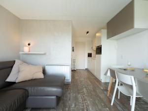 Posezení v ubytování Apartment Laya with parking and shared pool by Interhome