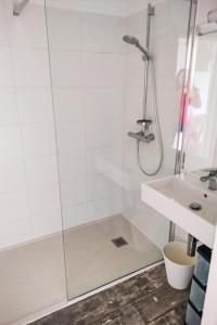 Koupelna v ubytování Apartment Laya with parking and shared pool by Interhome