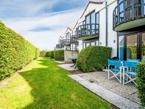 Zahrada ubytování Apartment Laya with parking and shared pool by Interhome