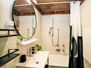 Vannituba majutusasutuses Holiday Home s`Hüttl reloaded by Interhome