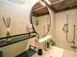 Vannituba majutusasutuses Holiday Home s`Hüttl reloaded by Interhome