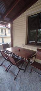 鲁塞MaxiMo的天井上配有一张木桌和两把椅子