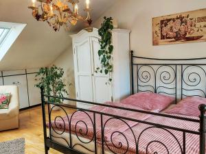 una camera con letto e lampadario a braccio di Holiday Home Casa Bella Terra by Interhome a Bremen