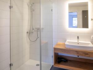 un baño con lavabo y ducha en Apartment be cool by Interhome, en Mieming 16 fotos más