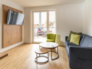 una sala de estar con un sofá y una mesa en Apartment be cool by Interhome, en Mieming