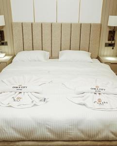 ein Bett mit zwei weißen Handtüchern drauf in der Unterkunft ONKA OTELCİLİK TURİZM TİCARET LİMİTED ŞİRKETi in Istanbul