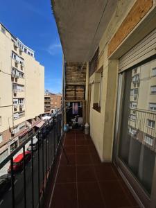 mit Blick auf einen Balkon eines Gebäudes in der Unterkunft Piso junto al Madrid Río in Madrid