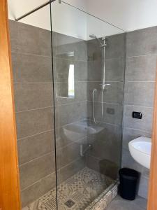 ein Badezimmer mit Dusche, Toilette und Waschbecken in der Unterkunft Ubika Hotel in Porto San Giorgio + 75 Fotos