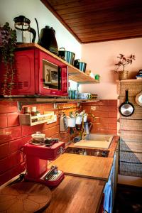 Il comprend une cuisine équipée d'une cuisinière rouge et d'un évier. dans l'établissement Love Shack, à Balatonudvari