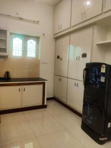 Kuchyň nebo kuchyňský kout v ubytování ARUNACHALA HOME STAY