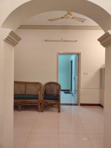 Posezení v ubytování ARUNACHALA HOME STAY + 1 fotografie