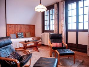 un soggiorno con un divano, un tavolo e delle sedie di Apartment Plan Névé 5 by Interhome a Villars-sur-Ollon