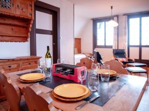 Nápoje v ubytování Apartment Plan Névé 5 by Interhome