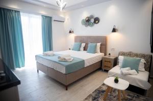 sypialnia z łóżkiem i kanapą w obiekcie Apartments Cota Guesthouse w Ulcinju