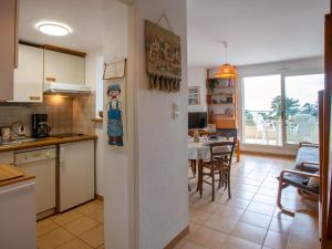 Una cocina y una sala con una mesa y un comedor. en Apartment Le Cabestan by Interhome, en Pornic 18 fotos más
