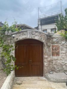 duże drewniane drzwi garażowe z budynkiem w tle w obiekcie Lubberona Cave Cappadocia w mieście Nar