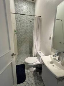 Casa 9 Esquinas - Granada في غواذالاخارا: حمام مع مرحاض ودش ومغسلة