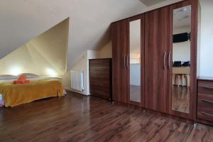 um quarto com uma cama e um grande armário de madeira em Studio flat London em Londres