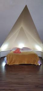 uma cama num quarto com um tecto em pirâmide em Studio flat London em Londres