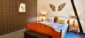 una camera da letto con un letto con ali appese al muro di Landhaus Kyritz a Kyritz