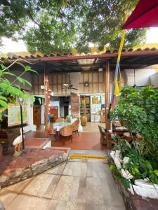 un edificio con un patio con mesa y sillas en Hotel Nueva Granada en Santa Marta