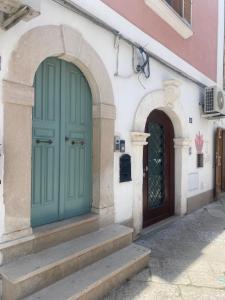 The facade or entrance of Aduepassi apartments