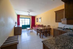 a kitchen and living room with a table and chairs at Complejo Las Tres Palmeras in Valle Gran Rey